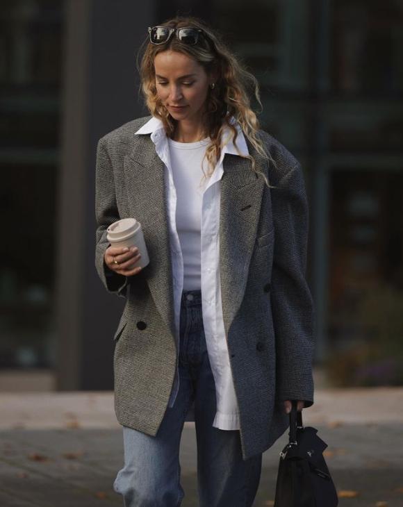 黑色衬衫最新穿搭,衬衫穿在毛衣外面