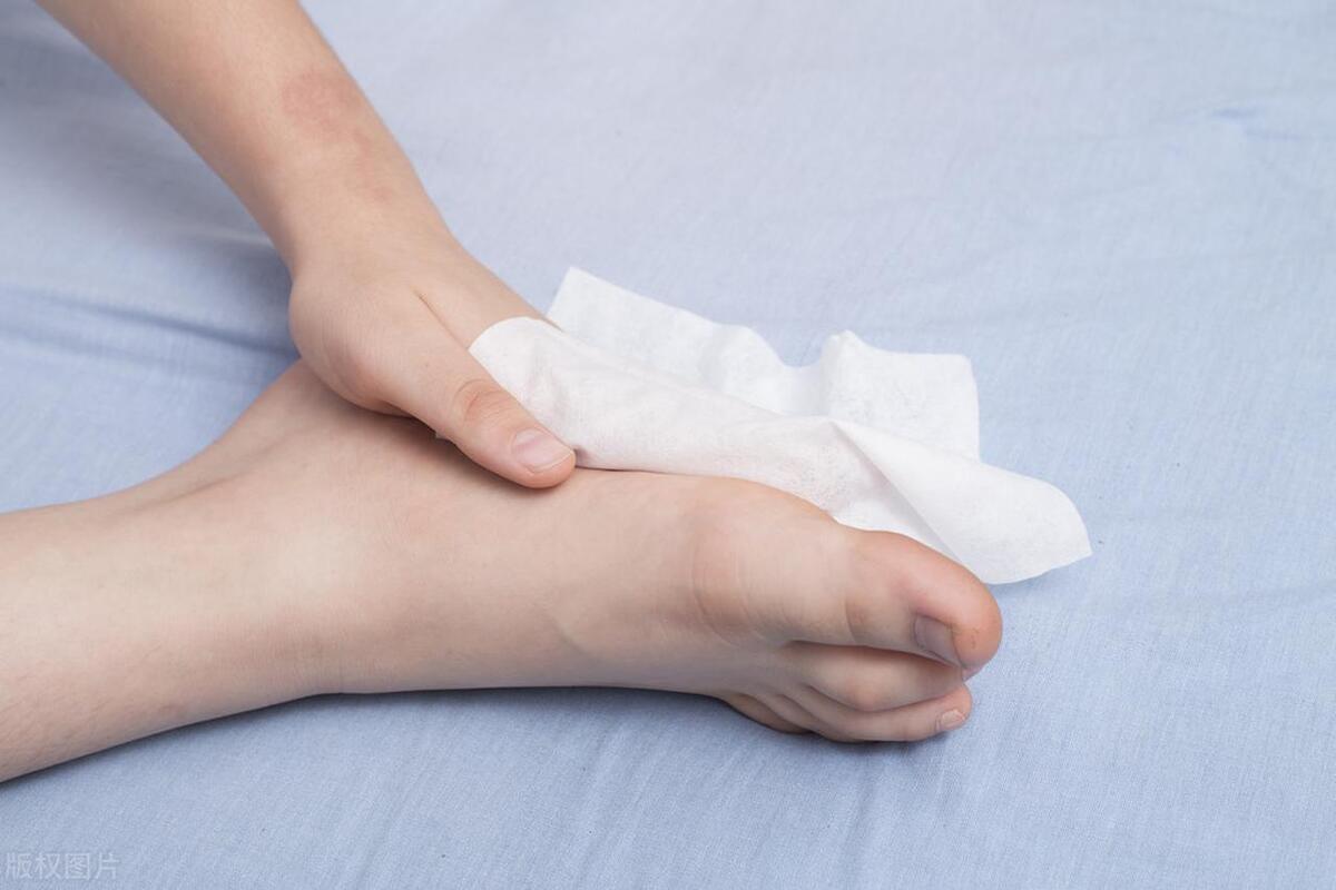 我*处私**“脚臭”，无意撞见老公拿着我擦屁股的手巾擦脚，让我惊呼