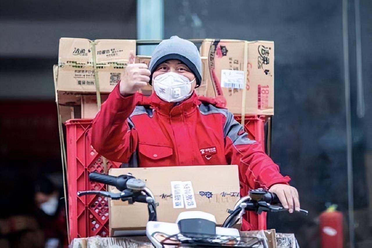 京东001号员工还在送快递吗,京东001号快递员赚了多少