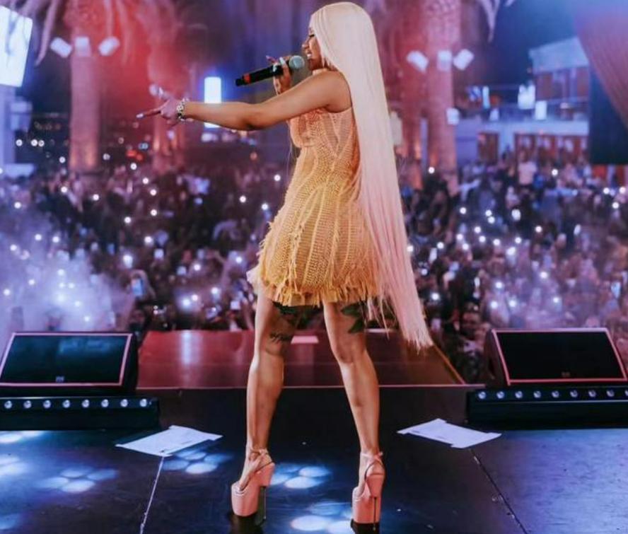 美国女星CardiB惹争议！演唱会上不穿*裤内**，与歌迷互动秀卫生棉条