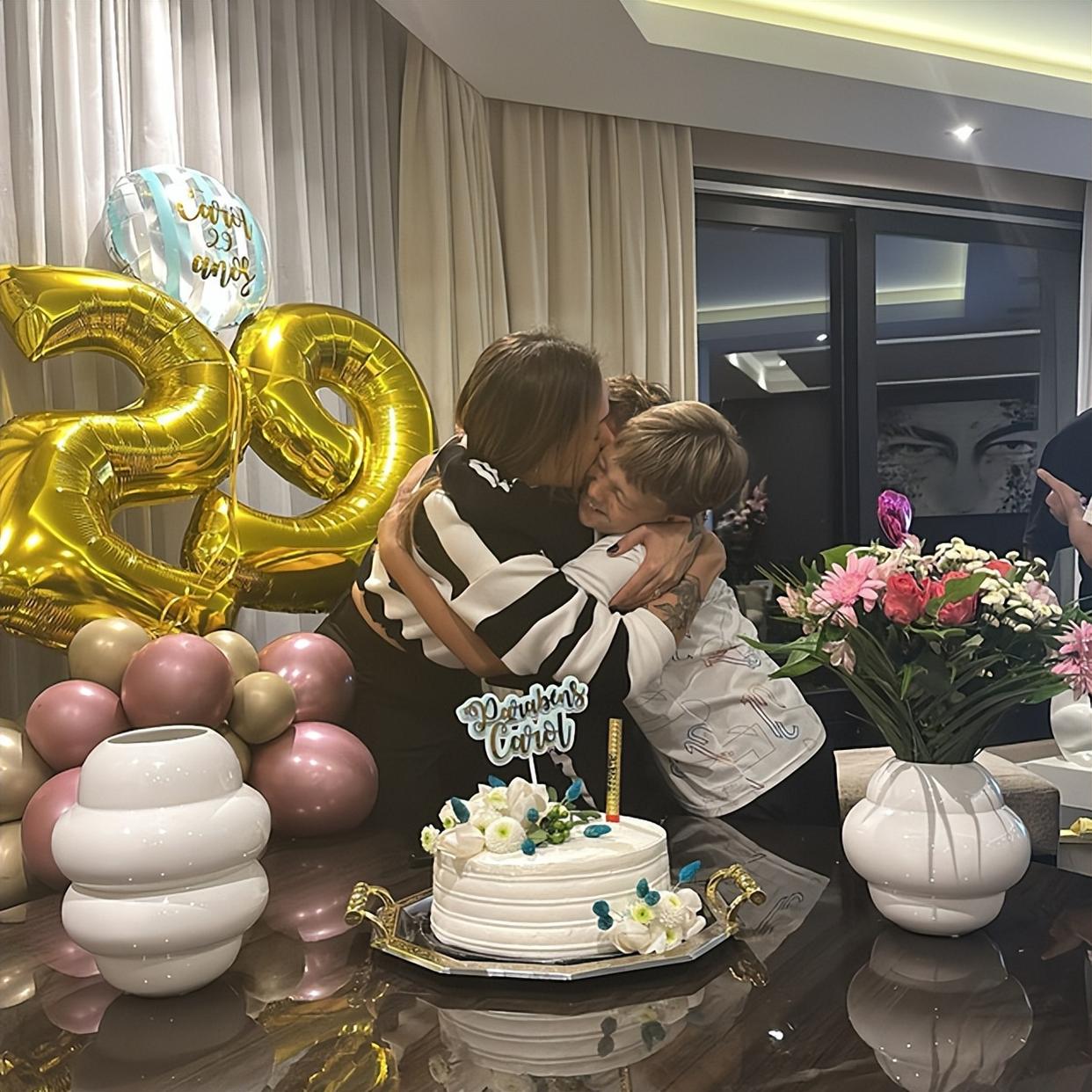 内马尔参加儿子生母卡洛琳娜婚礼,内马尔为儿子庆生