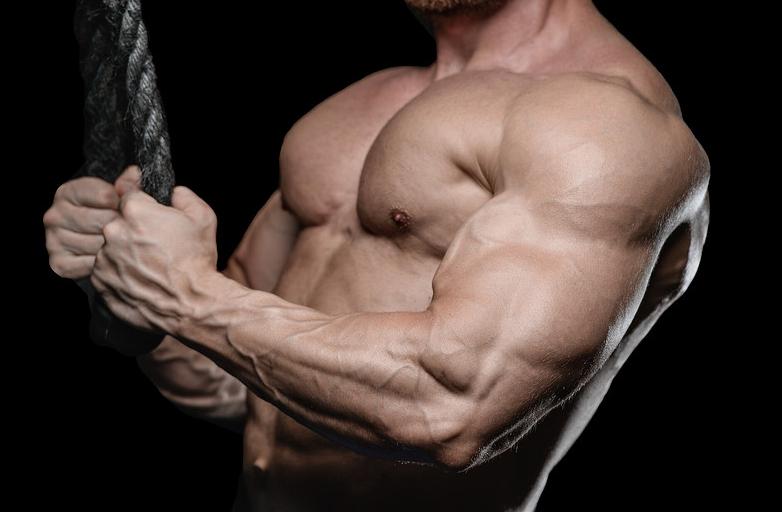 女生闻到男生身上的香味代表什么,女生闻到男生身上的香味很刺鼻