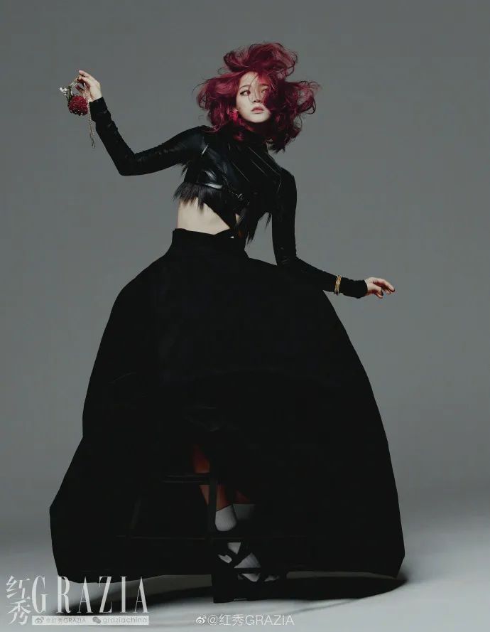 赵丽颖一头红发绚丽吸睛,赵丽颖红发造型