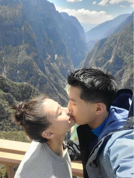 窦骁有多宠爱何超莲,窦骁为什么选择赌王千金