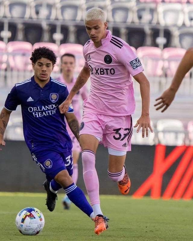 囧三带女友与家人度假，大布继续蜜月旅，只有刚失恋的RORO在苦练