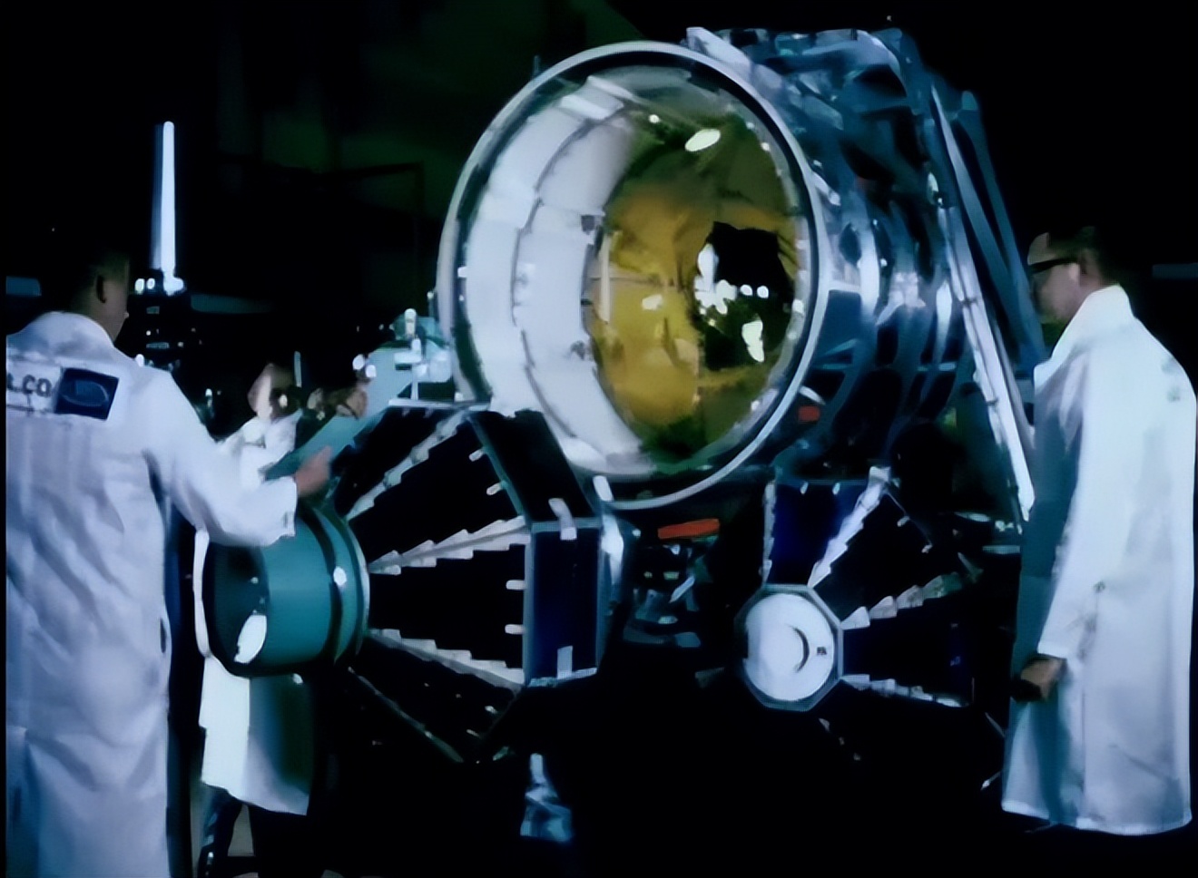 太空垃圾和太空卫星真实画面,太空垃圾会自然消失吗