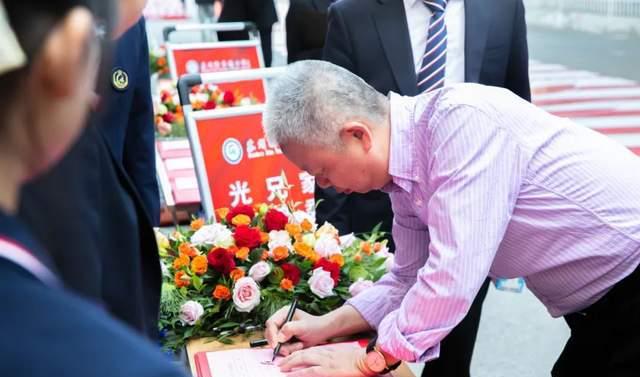 追寻教育的梦想内容简介,追逐教育梦想成就幸福人生演讲