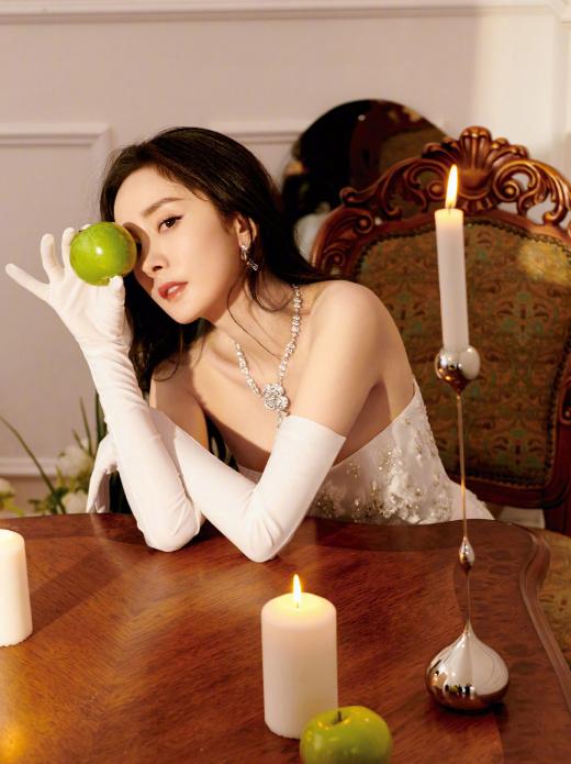 杨幂露脐装时尚,杨幂穿黑色露脐装现身机场