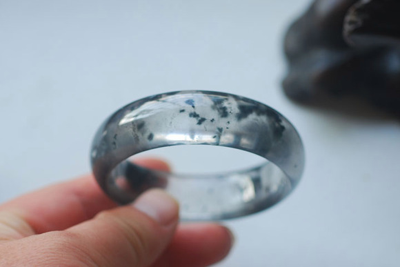 几十元的飘花手镯是真的吗,捡漏绿飘花手镯