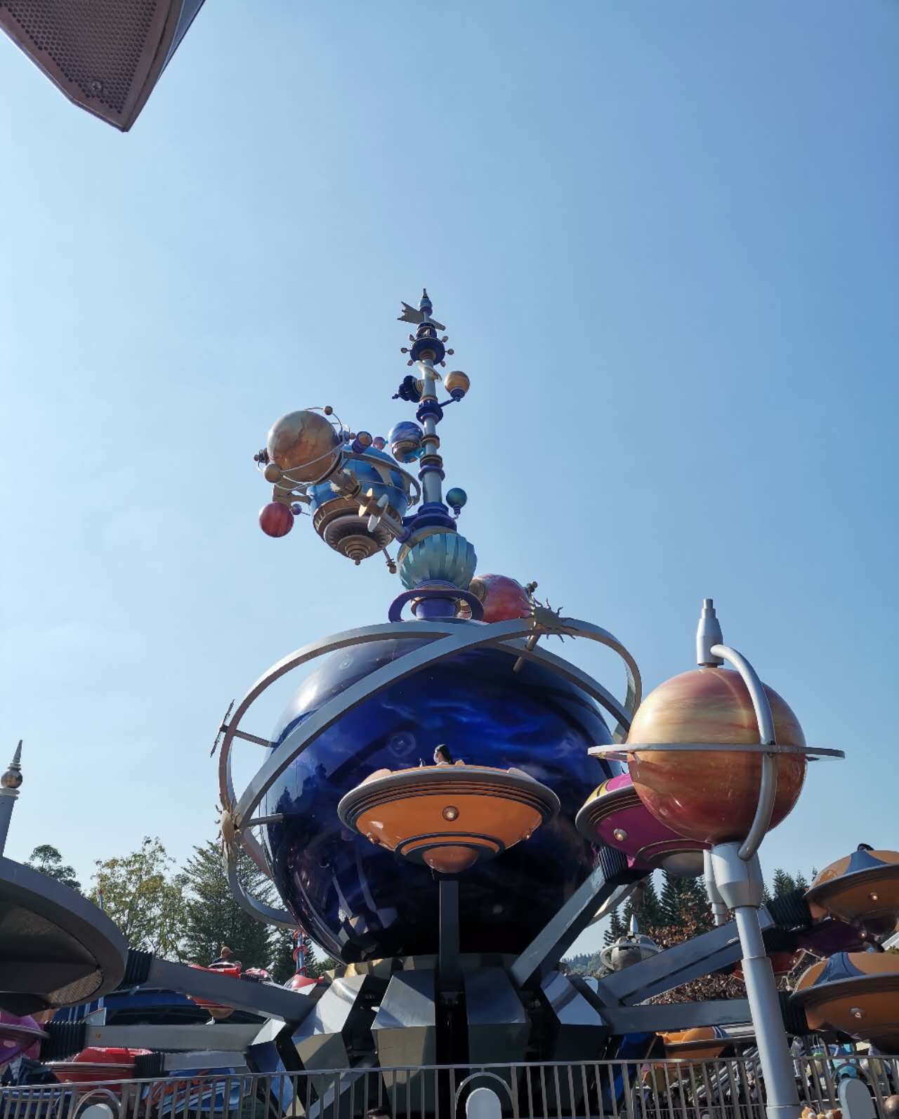 香港迪士尼和香港海洋公园哪个大,香港迪士尼过山车视频