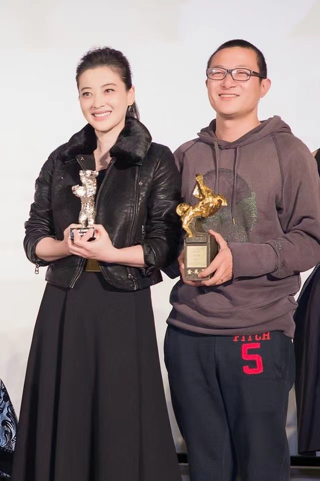 梅婷和鄢颇在交流,鄢颇与梅婷离婚原因