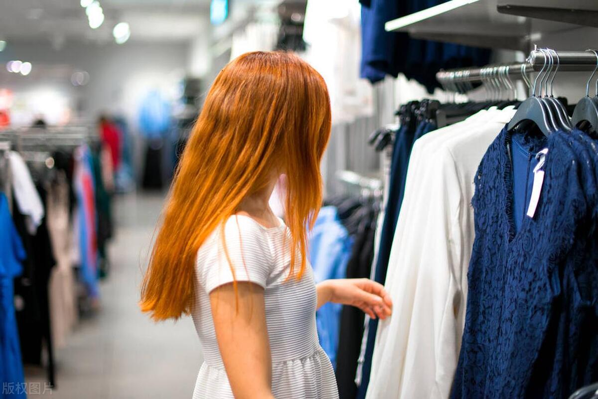 这家服装店买衣服就免费送衣柜，你见过吗？