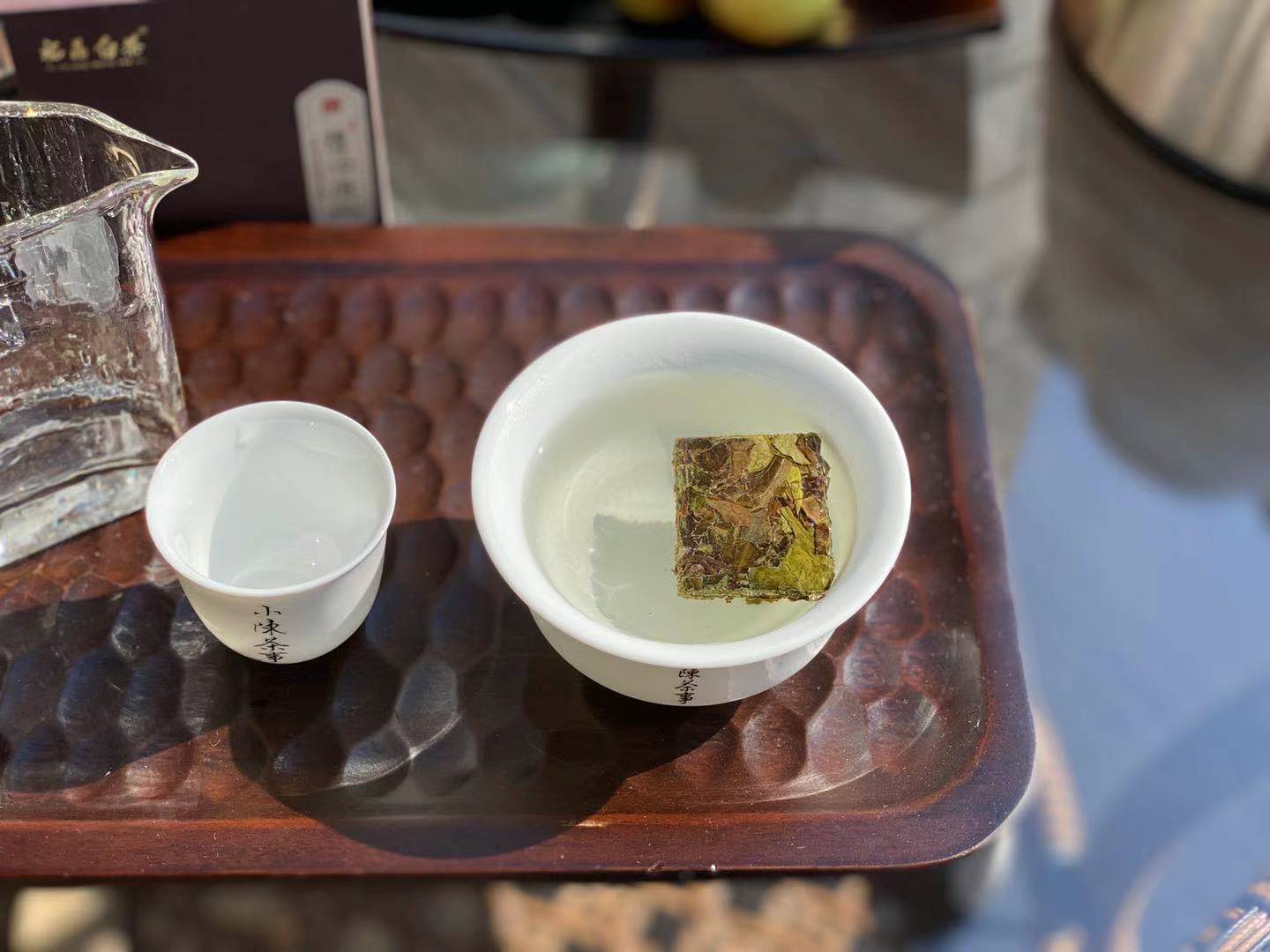 白茶饼和散茶哪个煮着喝好,白茶饼茶和散茶的区别