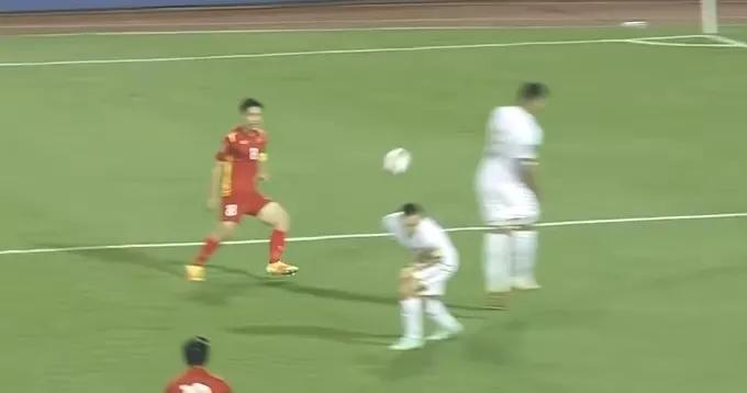 国足吴曦回应躲球发型不能乱,国足队长吴曦躲球会有处罚吗