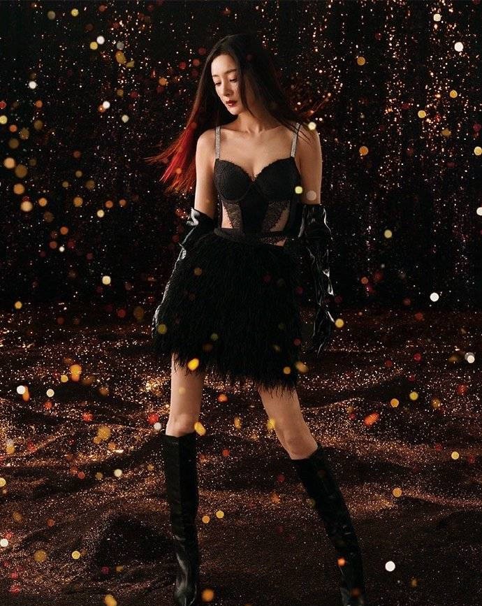 杨幂内衣照外流，网友狠批：“怎么跟乡土内衣店一样”