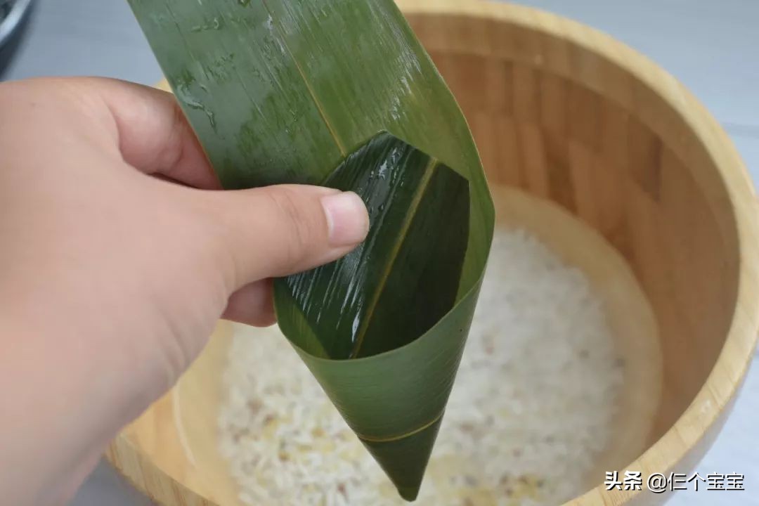 手残党怎么包四角粽子,六个月以上宝宝粽子做法