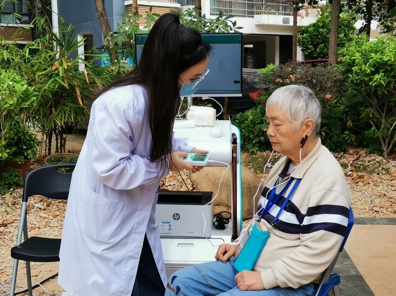 筋膜枪的“天花板”、助眠神器……这个科室拉出的设备，阿姨大叔们排着队争相体验