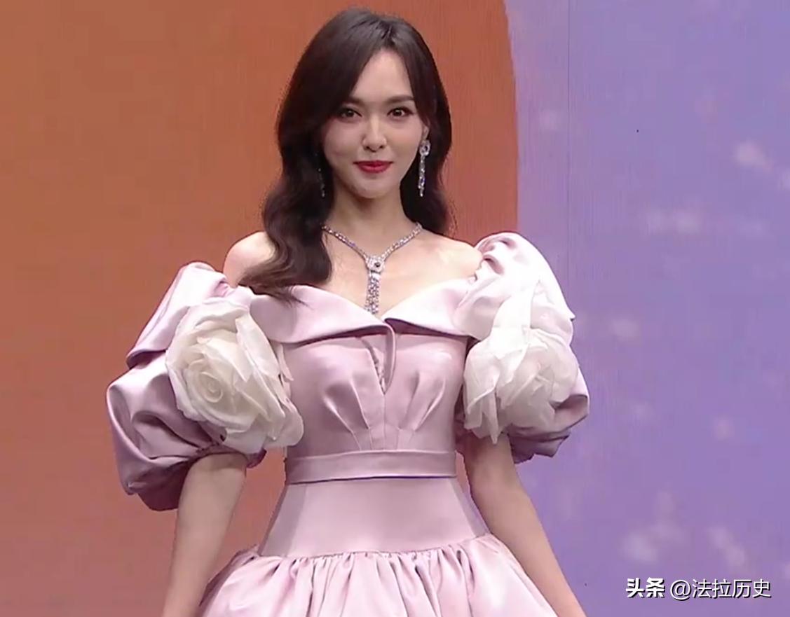 “半露酥胸”却还要捂着，脸皮薄到不自在，迪丽热巴遭网友群嘲