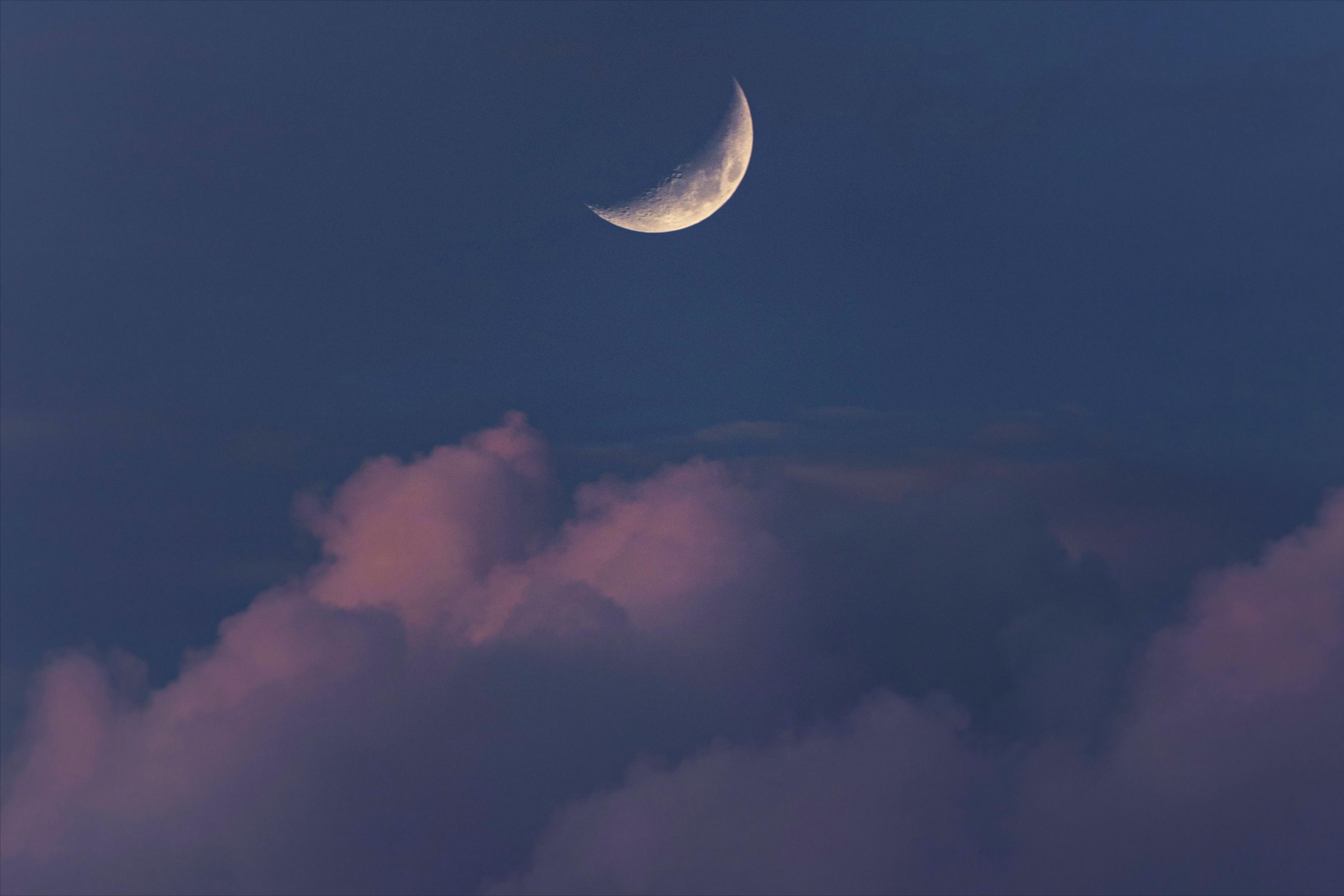 适合月亮的浪漫文案,月亮挂在树梢上文案