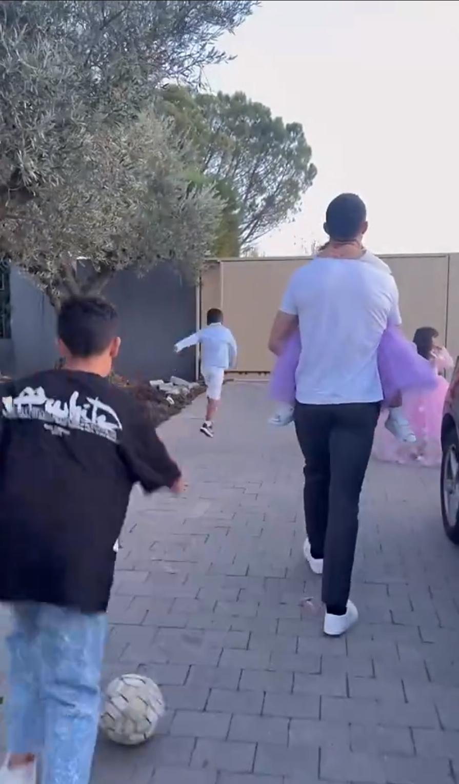 乔治娜圣诞礼物送c罗劳斯莱斯,c罗送乔治娜劳斯莱斯