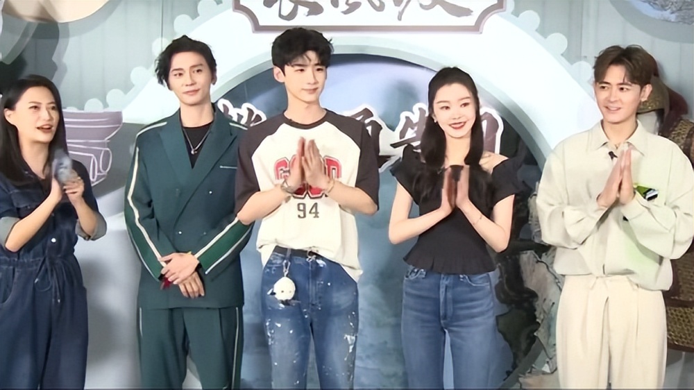 白敬亭穿白色背心抱宋轶,白敬亭宋轶穿同款衣服秀恩爱