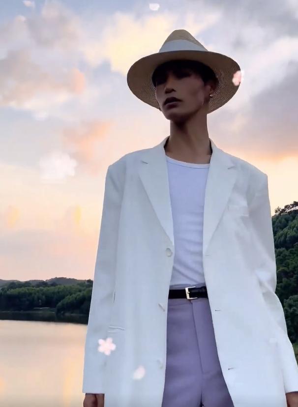 陆仙人每月都回老家，拍自己构思好的视频，骑电车上身直得像钢板