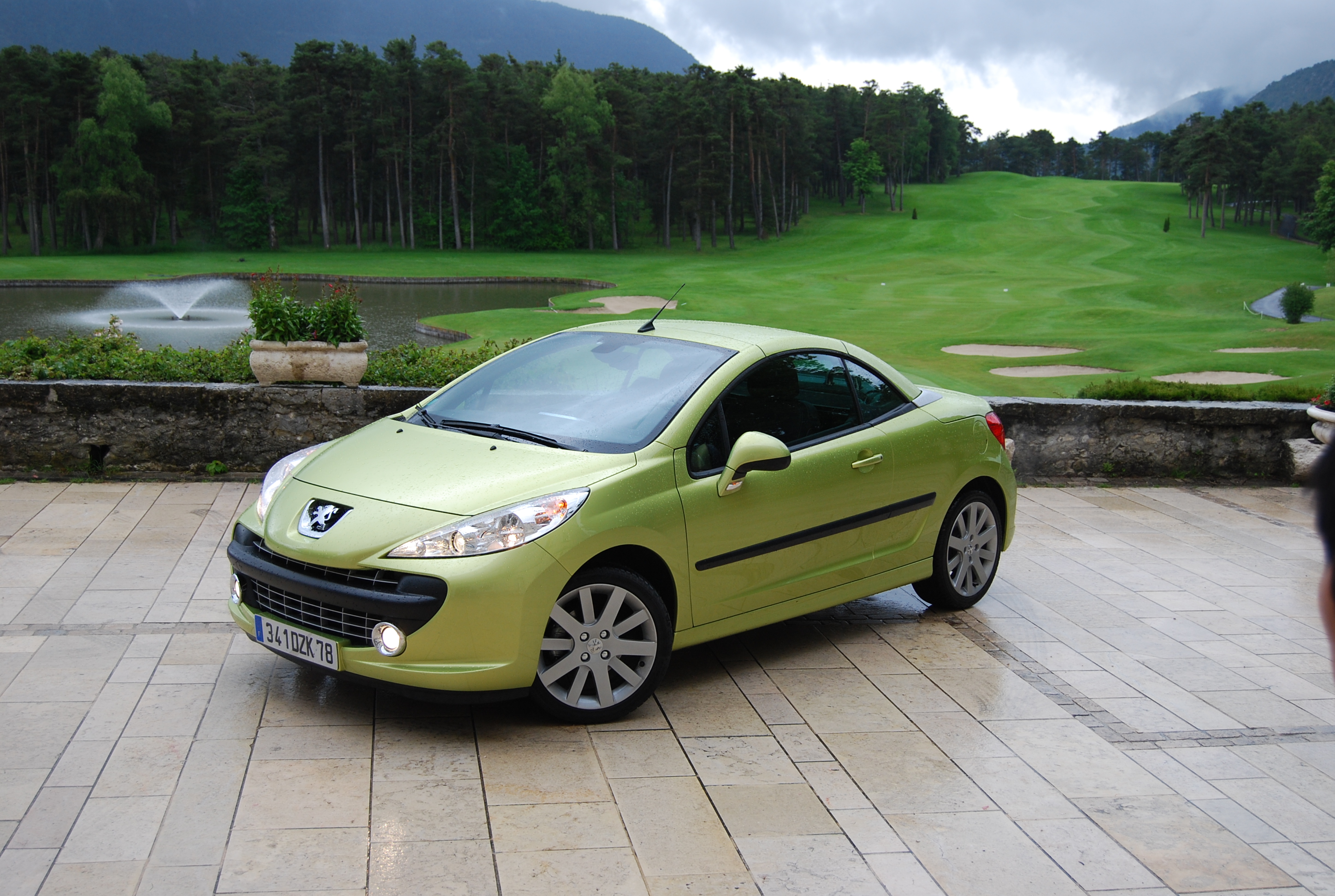 我们在巴黎拍的视频,标致207cc1.6t增压器