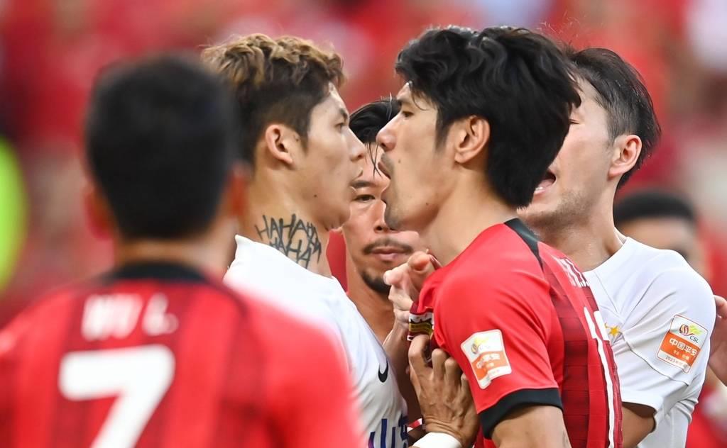 中超第17轮海港对阵泰山现场直播,中超惊现补时3张红牌神场面