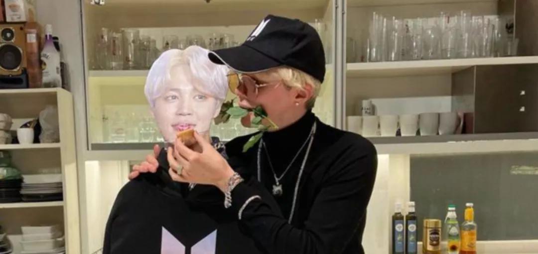 白人网红沉迷韩国流行文化，疯狂整容还做丁丁缩小术？