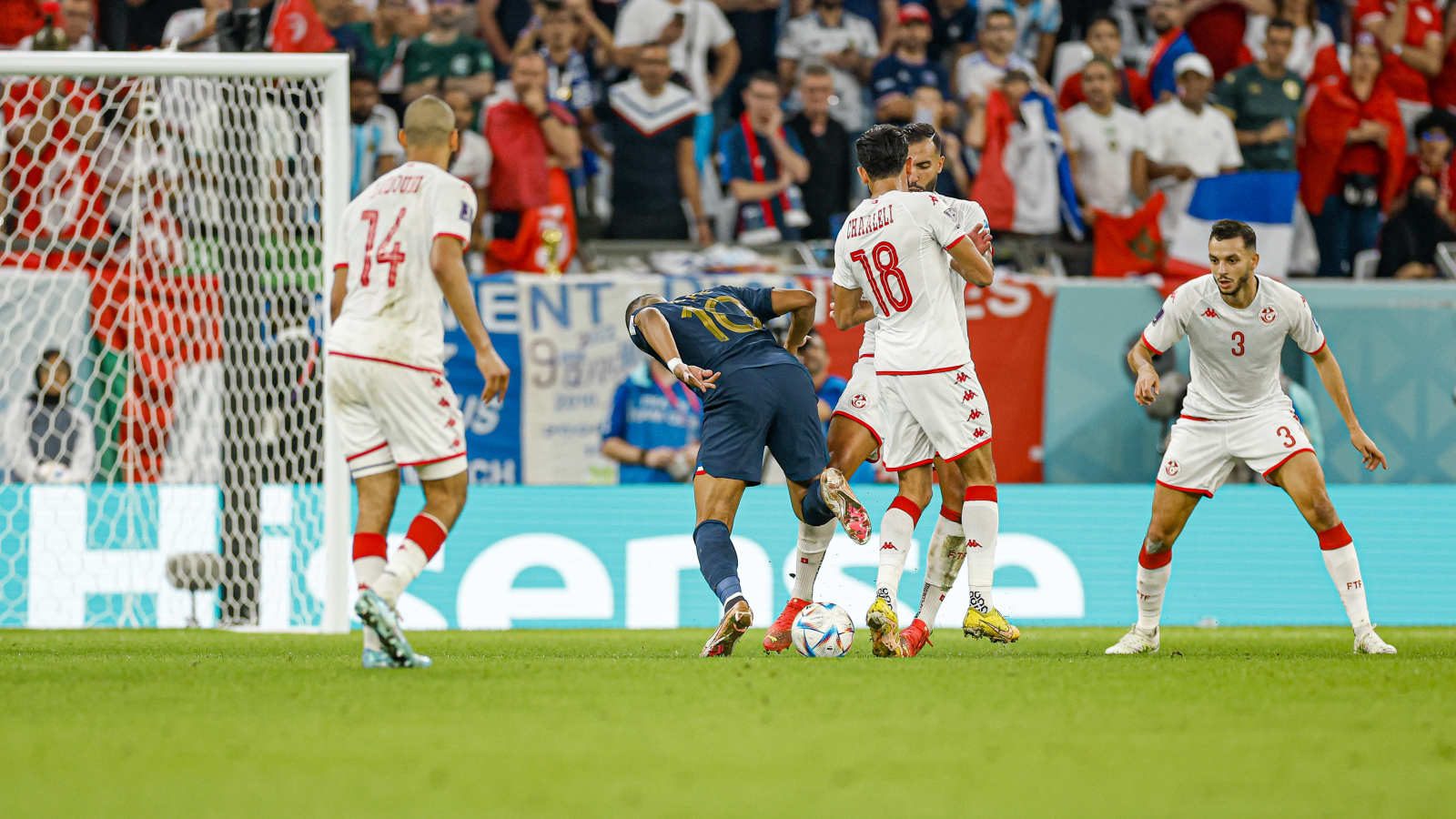 姆巴佩梅开二度致敬库里,姆巴佩梅开二度球迷反应