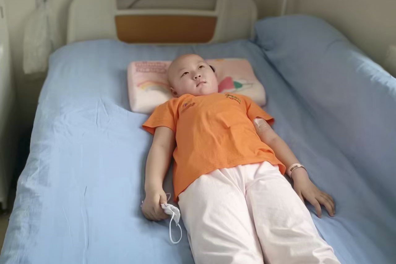 六岁小孩手指起水泡一碰很疼,五岁女童手指有严重倒刺