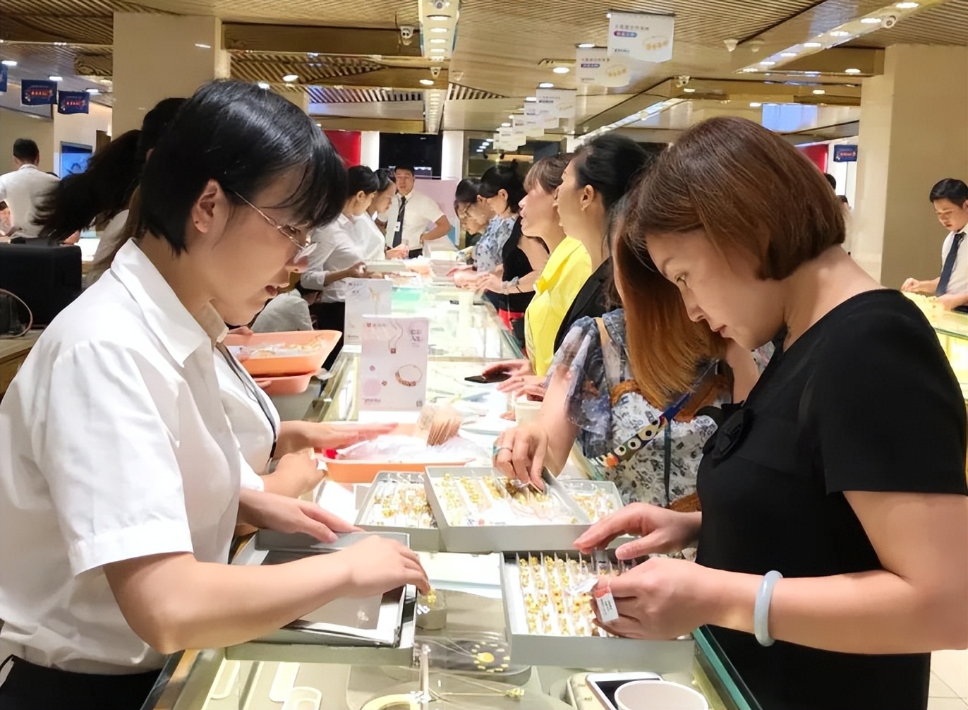 国际金价跌破1700美元盎司,金价连破关口新一波购金潮