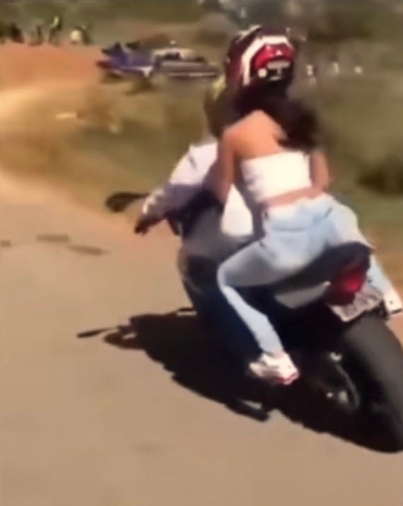 牌牌琦现状在哪,牌牌琦站在库里南上的照片