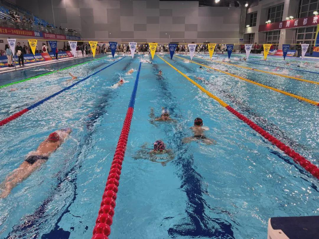 拿奖到手软的学生,拿奖状拿到手软