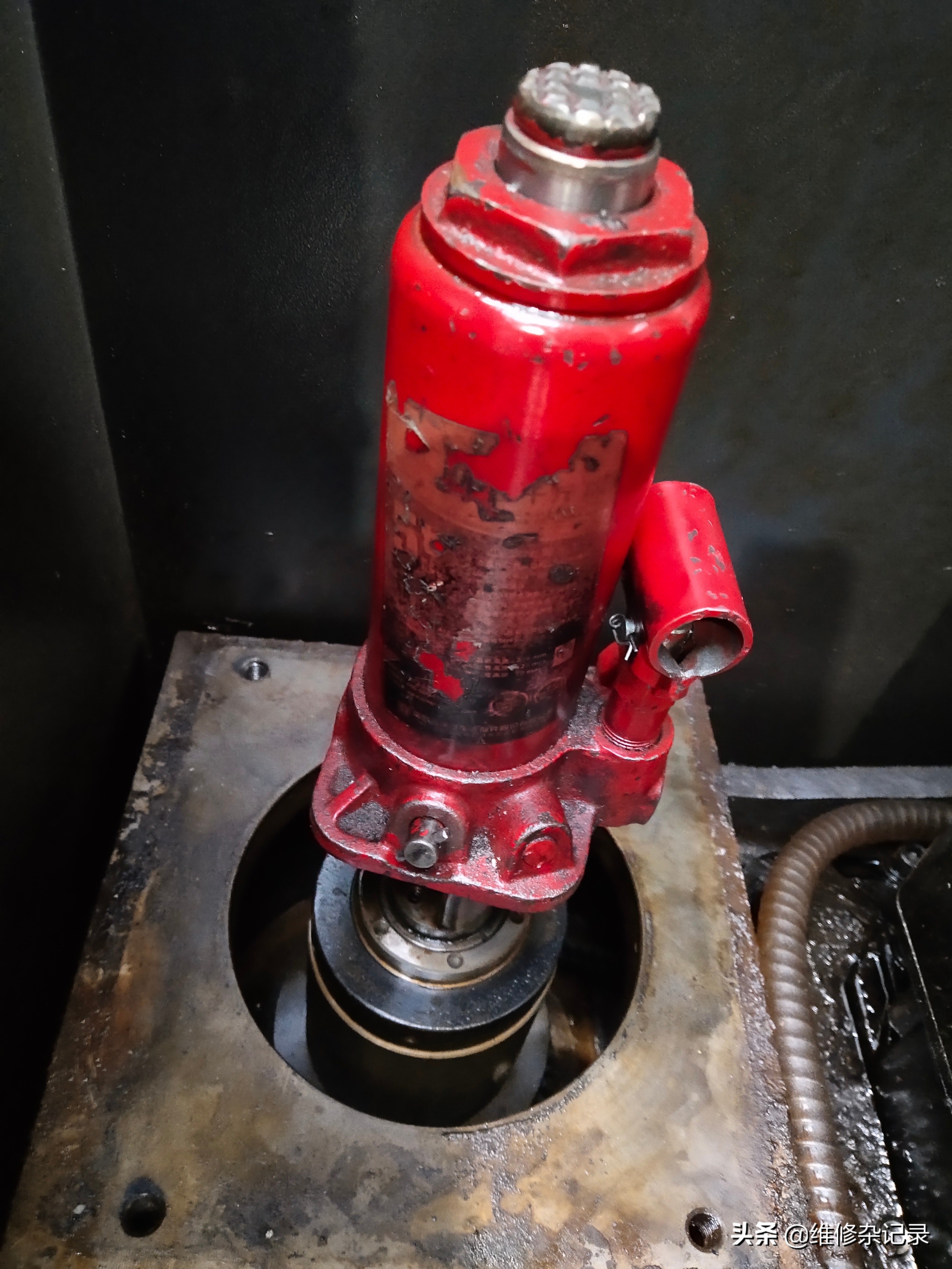 加工中心刀臂卡住了如何移动主轴,加工中心主轴刀柄吸住了怎么解决