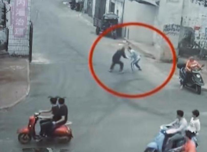 16年，老板骗打渔工进玉米地，倒扣他150元工资，最后员工被判刑