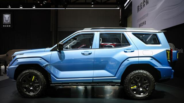 国产又一“黑马”坦克400，外观霸气、动力强劲，百公里加速7.3秒