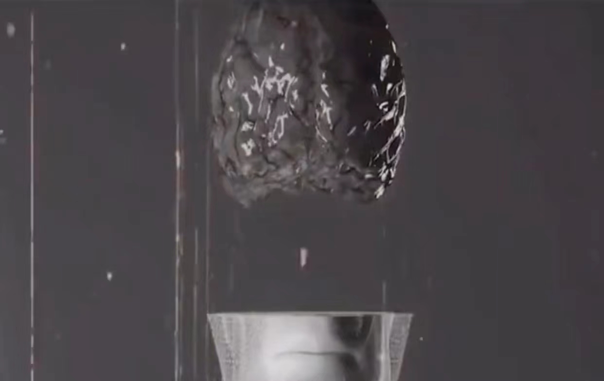 做梦总是梦到有关同一个人的梦境,人为什么会做梦梦境是否真的存在