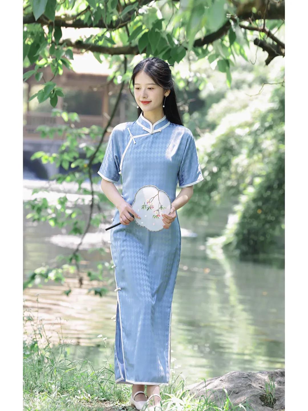 “裙子”这么穿真惊艳！不上膝、不花哨、要收腰，高级优雅又减龄