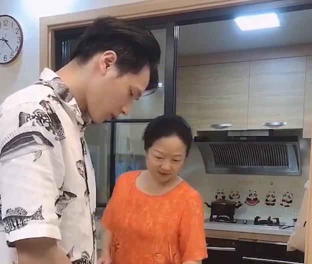 丈母娘帮女婿洗衣服完整视频,丈母娘洗掉油渍