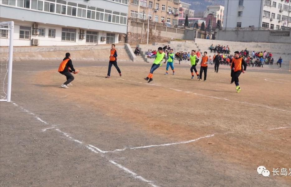 小学一年级足球课第一节,三圣路小学第一节足球课