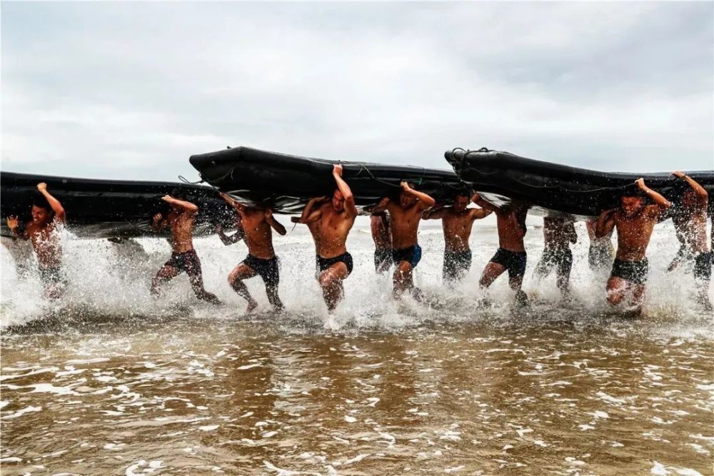 炮刹！台军战力有多差？“阿帕奇”降落，炮管杵地弯曲变形