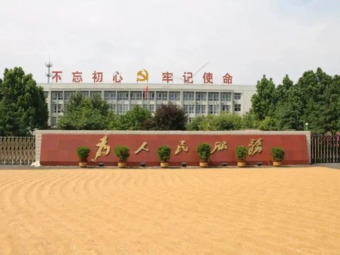 德州多地政府大院供应农民晒粮,山东一地机关大院让农民晒粮