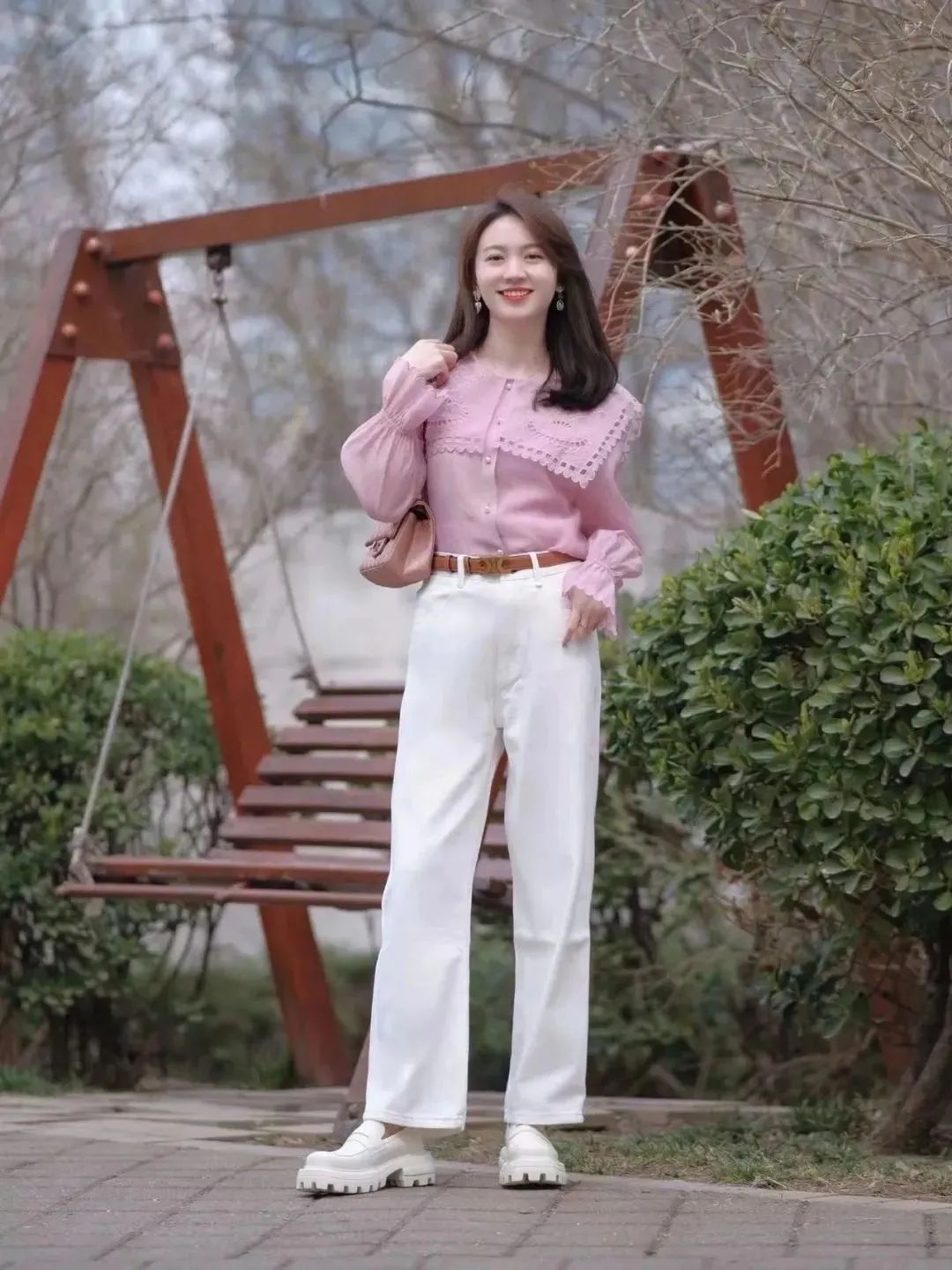 春夏流行的白裤子5种穿搭方法，清爽又自在