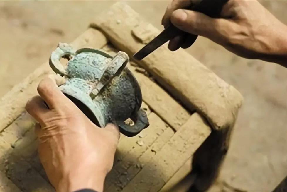 河南老汉靠造假发财,河南老汉制假