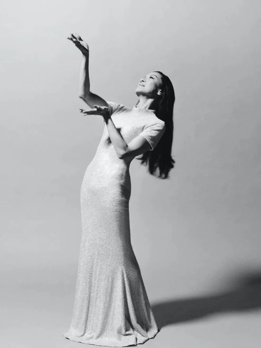 杨紫琼大衣配高筒靴穿搭,杨紫琼穿丝绒大衣图片