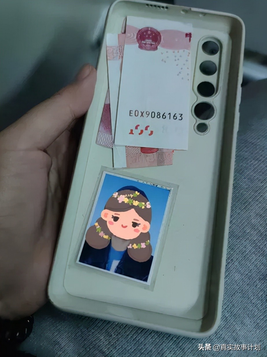 年轻人的手机里有什么？把胡须、证件照和速效救心丸藏在手机背后