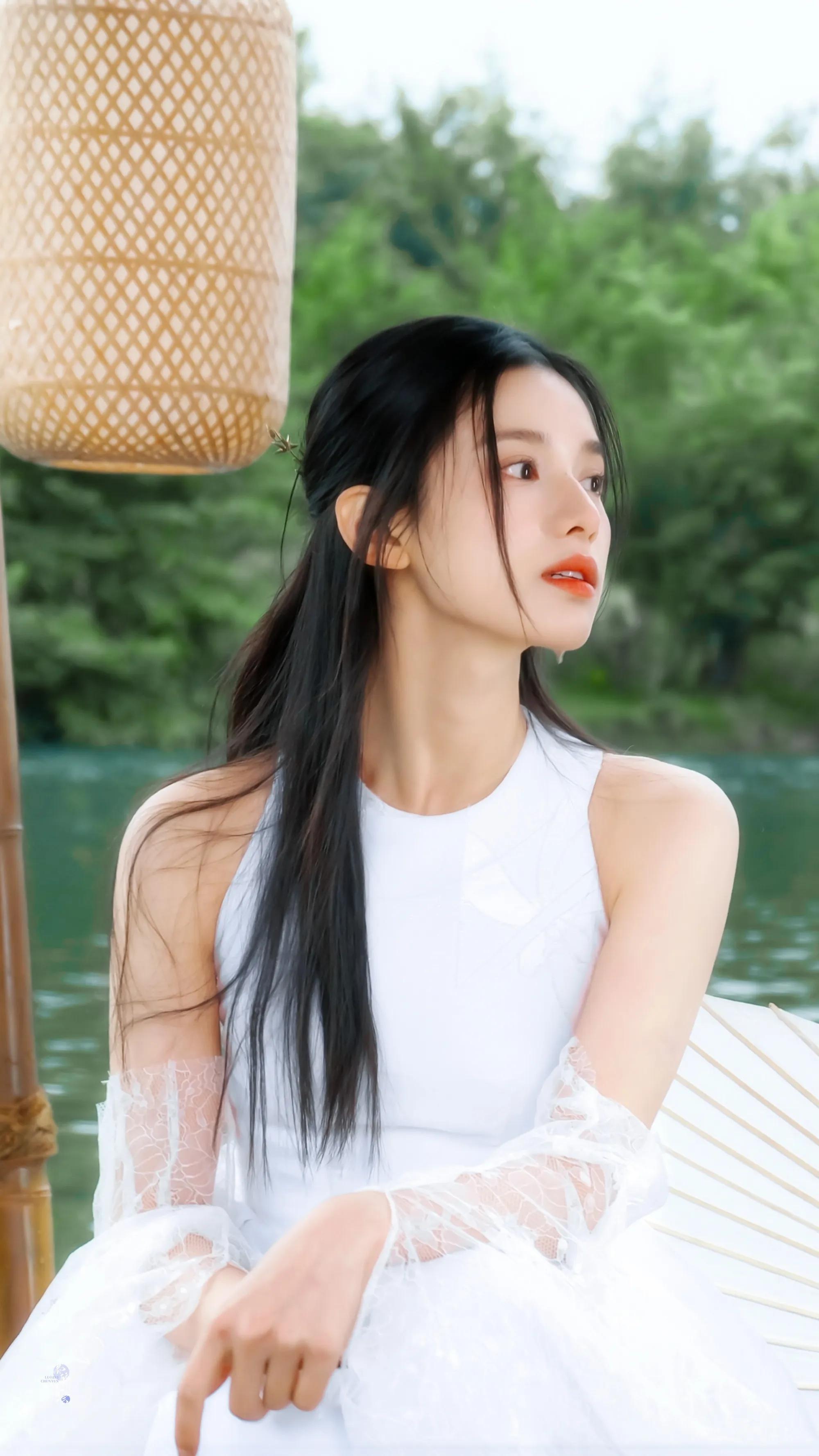 张婧仪披发公主头发型教程,张婧仪茉莉花图片