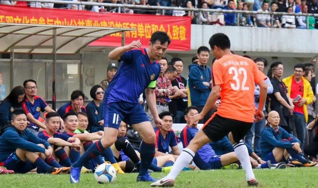 自创足球项目！影响更多孩子爱上足球！看看这位体育老师有多牛？