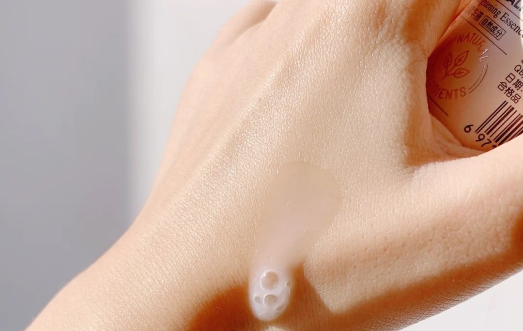 女生想变白变漂亮，公认好用的4款美白精华要知道，有效去黄提亮